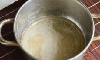 Hoe maak je chocoladeglazuur voor een taart? Giet suiker in een pan en vul deze met water. We verplaatsen de borden naar het fornuis en verwarmen de inhoud. Roer voortdurend.