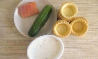 Hur gör man enkla och läckra röda fisktarteletter? Låt oss förbereda de nödvändiga produkterna. Vi tvättar gurkan. Ta vid behov bort små ben från en bit röd fisk. Det är bekvämt att göra detta med pincett. Hur gör man enkla och läckra röda fisktarteletter? Låt oss förbereda de nödvändiga produkterna. Vi tvättar gurkan. Ta vid behov bort små ben från en bit röd fisk. Det är bekvämt att göra detta med pincett.