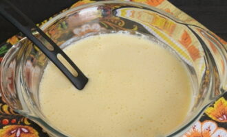 ในภาชนะที่แยกจากกัน ตีไข่กับน้ำตาลจนฟู เพิ่มมวลไข่ที่ตีแล้วลงใน kefir และ semolina ผสม