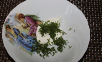 Asezati crema de branza moale pe o farfurie si amestecati-o cu cea mai mare parte din mararul tocat. Lăsăm o crenguță pentru a decora vasul.