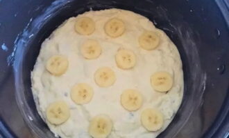 Lägg försiktigt den beredda ostmassan i multikokarskålen och jämna ut den med en silikonspatel. Lägg eventuellt bananskivor ovanpå. Lägg försiktigt den beredda ostmassan i multikokarskålen och jämna ut den med en silikonspatel. Lägg eventuellt bananskivor ovanpå.