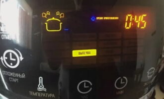 Stäng locket till multikokaren. Ställ in bakningsläget på apparatens panel, tillagningstid - 45 minuter. Koka till slutet av programmet. Stäng sedan av apparaten och låt grytan stå i ytterligare 10 minuter. Stäng locket till multikokaren.Ställ in bakningsläget på apparatens panel, tillagningstid - 45 minuter. Koka till slutet av programmet. Stäng sedan av apparaten och låt grytan stå i ytterligare 10 minuter.
