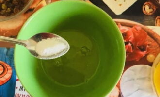 Tillsätt salt till vitorna. Tillsätt salt till vitorna.