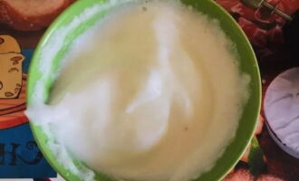 Använd en mixer och vispa äggvitorna tills de blir styva och fluffiga, öka gradvis hastigheten. Använd en mixer och vispa äggvitorna tills de blir styva och fluffiga, öka gradvis hastigheten.