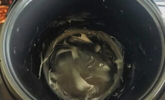 Smörj multikokskålen med en liten mängd smör. Smörj multikokskålen med en liten mängd smör.