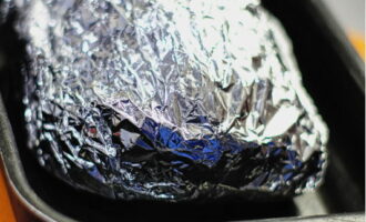 Împachetați bine carnea de vită în mai multe straturi de folie. Asigurați-vă că totul este sigilat. Pune tava la cuptor si coace carnea 15 minute la temperatura maxima. Apoi reduceți temperatura la 180 de grade și coaceți carnea de vită timp de 60 de minute.