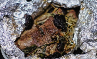 După ce a trecut timpul, desfaceți folia și verificați că carnea de vită este coaptă. Se aseaza carnea de vita moale si suculenta, coapta bucata intreaga in folie, pe un vas si se serveste.