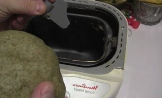 Verwijder het deeg en verwijder de mixer.