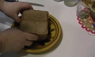 Laat het roggemeelbrood volledig afkoelen en serveer.