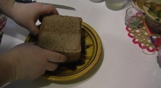 Roggebrood in een broodmachine