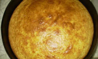 Unteu una safata de forn amb oli. Posar la massa en un motlle i posar al forn preescalfat a 180 graus. Coure el mannà durant 40-50 minuts.Comproveu la cocció del forn amb una broqueta de fusta.