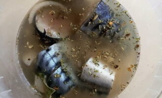 A més, podeu afegir les vostres espècies preferides en aquesta etapa, per exemple, llavors de coriandre triturades. Tanqueu el recipient amb una tapa i poseu-lo a la nevera per a l'escabetx.