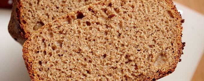 Roggebrood in een broodmachine