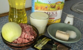 Cum să prepari delicioase belyashi cu carne acasă? Vom pregăti produsele necesare conform listei. Curățați ceapa și dezghețați în prealabil carnea tocată.
