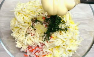 Hak de knoflook en dille fijn. Voeg aromatische kruiden toe aan een gewoon bord. Giet mayonaise over de producten en meng grondig. Hak de knoflook en dille fijn. Voeg aromatische kruiden toe aan een gewoon bord. Giet mayonaise over de producten en meng grondig.