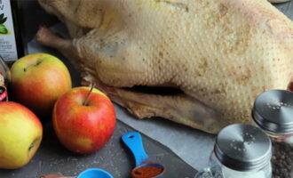 Làm thế nào để nấu ngỗng ngon ngọt với táo nướng nguyên con trong lò? Rửa chim thật sạch, loại bỏ lông còn sót lại và lau khô bằng khăn giấy từ trong ra ngoài. Đối với nước xốt, trộn muối, hạt tiêu đen, rau mùi, một thìa dầu ô liu và ớt bột.