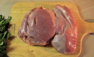 Com cuinar deliciosament una cuixa de gall dindi al forn? Esbandiu el gall dindi amb aigua freda i deixeu-lo assecar.