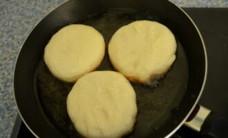 Încinge o tigaie cu ulei vegetal și pune în ea albușurile pregătite.