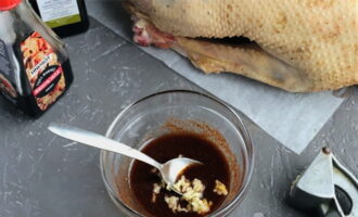 Thêm nước tương và tỏi băm nhỏ vào gia vị khô.
