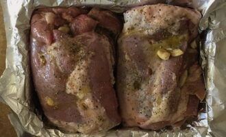 Col·loqueu el filet marinat en una safata de forn folrada amb paper d'alumini.