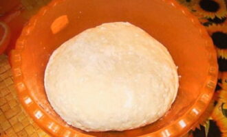 Knåda den täta degen till piroger.För att göra detta måste du sikta mjölet, tillsätt varmt vatten, ett ägg, smält smör, salt och blanda allt noggrant.