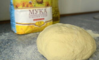 Framantam usor aluatul pana se formeaza un bulgare dens si elastic. Acoperiți produsul cu un prosop și lăsați-l timp de o oră într-un loc cald.