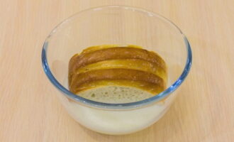 Week het brood in melk.