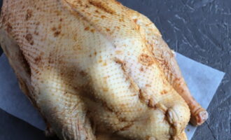 Cố định bụng ngỗng bằng tăm.