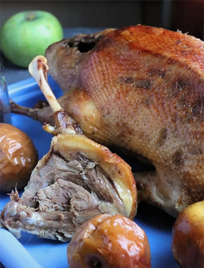 Ngỗng nướng nguyên con với táo