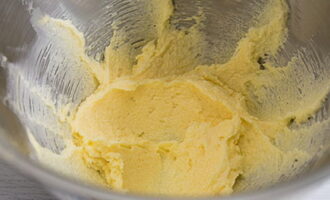 Hoe maak je melkkoekjes van kinds af aan volgens GOST thuis? Klop boter en suiker tot romig. Klop 2 eieren in een aparte kom, meng met melk en laat het derde ei achter voor het invetten van de shortcakes.