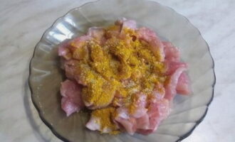 Hogyan készítsünk Snowdrift salátát csirkével a klasszikus recept szerint? Vegyük ki a húst a csirkecombokról, vágjuk apró darabokra, és pácoljuk be só és curry keverékében.