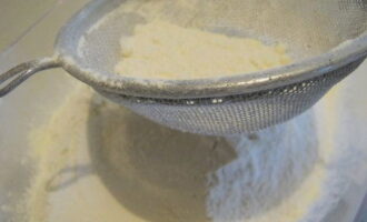 Tamisar la farina i la sal per un colador fi. Combina l'ingredient sec amb la massa i la barreja d'ou i llet. 