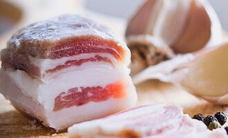 Het aromatische reuzel met knoflook is klaar. Snijd het product in dunne plakjes en serveer met zwart brood, kruiden of saus.