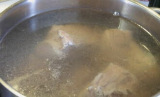 Paano magluto ng beshbarmak ayon sa klasikong recipe? Ilagay ang mga piraso ng hilaw na baka sa isang malaking kasirola at punuin ito ng tubig. Ilagay sa kalan hanggang kumulo.