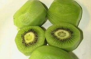 Een zeer interessante optie voor het bereiden van een marinade voor het braden van een gans in de oven. Was de kiwi, pel de schil en snijd hem in vieren.