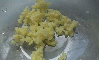Pel de knoflook en haal door een pers.