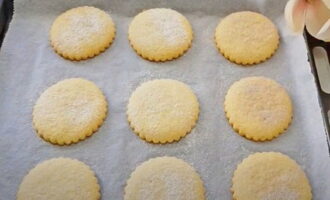 Bekleed een bakplaat met perkament, leg de deegstukken erop en bestrijk ze met losgeklopt ei. Bak de shortcakes gedurende 25-30 minuten op 180 graden.