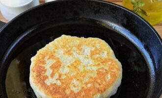 Bak de flatbreads aan beide kanten in plantaardige olie.