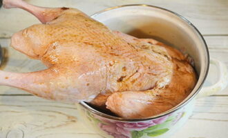 De marinade is klaar, je kunt hem meteen gebruiken. Wrijf de goed gewassen en gedroogde eend van binnen en van buiten in met marinade en laat 6 uur tot 1 dag op een koude plaats marineren. Plaats vervolgens de eend in de hoes en bak in de oven.