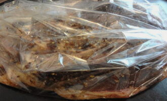 Wrijf de marinade binnen en buiten de gans, laat 4-6 uur marineren. Plaats het karkas vervolgens in een bakhuls, zet de randen vast en plaats het werkstuk op een bakplaat. Bak de gans in de oven op 180 graden gedurende ongeveer 40-45 minuten per kg gewicht.