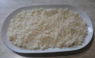 A rizst főzzük fel, és tegyük egyenletes rétegben egy lapos tányérra.