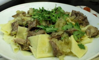 Ilagay ang mga piraso ng karne sa mga nakabahaging plato at magdagdag ng mga lutong bahay na pansit at cilantro sa panlasa. Ihain nang hiwalay ang sabaw. Bon appetit!