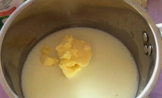 Paano maghurno ng yeast pie na may mga mansanas sa oven? Ibuhos ang gatas sa isang kasirola. Gupitin ang mantikilya sa maliliit na piraso at idagdag ito sa kasirola.
