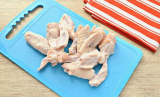 วิธีการปรุงปีกไก่ในซอสน้ำผึ้งซีอิ๊ว? เราล้างปีกปล่อยให้แห้งแล้วหั่นเป็นสองซีกที่ข้อต่อ 