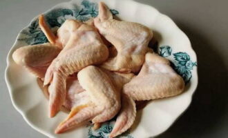 Paano maghurno ng mga pakpak ng manok na may malutong na crust sa oven? Hugasan ang mga pakpak sa malamig na tubig at tuyo gamit ang mga tuwalya ng papel.