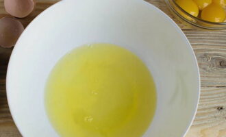 Paano maghanda ng Kiev cake ayon sa klasikong recipe sa bahay? Paghiwalayin ang mga puti mula sa mga yolks at talunin gamit ang isang panghalo sa isang masa ng protina, panatilihin itong mainit-init.