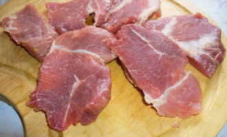 วิธีการปรุง Basturma หมูที่บ้าน? หั่นเนื้อเป็นชิ้นใหญ่แล้วตีเบา ๆ