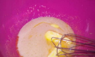 Hur förbereder man en damtårta enligt ett klassiskt recept hemma? Blanda ägg, socker, honung, smör och läsk i ett vattenbad till en slät smet.