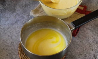 Cách làm bánh Raffaello dừa tại nhà? Đặt một chảo với sữa và bơ trên lửa vừa. Ngay khi dầu tan chảy, hãy tắt nó đi. 