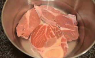 Hoe maak je een heerlijke Oekraïense borsjt? Giet het bereide vlees met koud water, breng aan de kook en kook op laag vuur gedurende 15-20 minuten. Giet na het verstrijken van de aangegeven tijd de bouillon af, spoel het vlees af met koud water en doe het in een andere pan die voor 2/3 gevuld is met water. Breng opnieuw aan de kook en laat op laag vuur enkele uren koken.